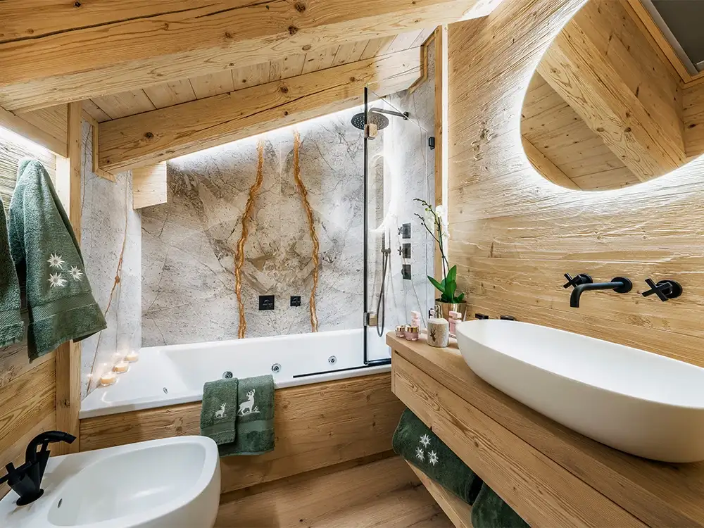 Bagno con marmo Grey Roots Antolini® e superfici in pietra naturale.webp