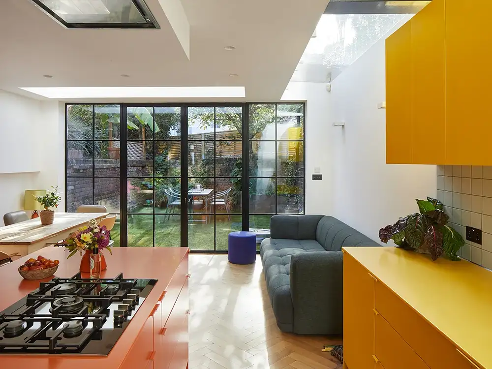 isola cucina in HIMACS Orange Solid Surface senza giunti.webp