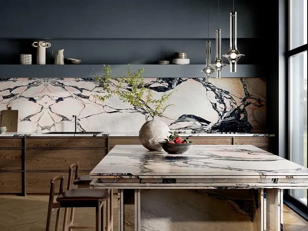 Margraf rivestimenti cucina in pietra naturale Bianco Covelano e Notre Dame.webp