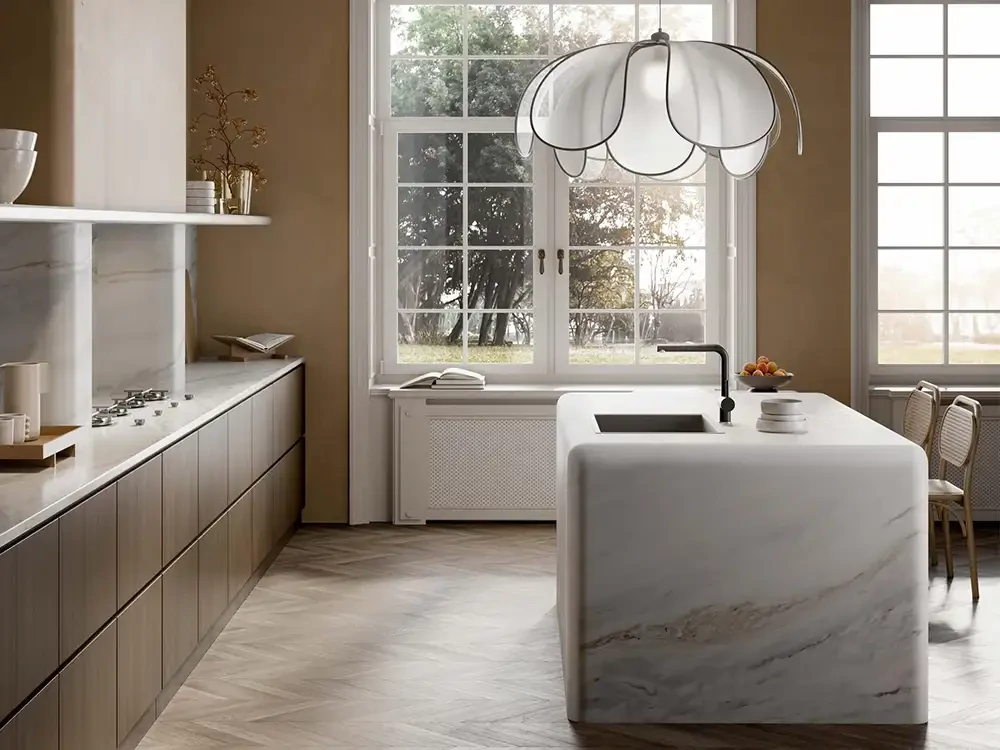 Margraf ridefinisce i rivestimenti cucina in pietra naturale con Bianco Covelano e Notre Dame