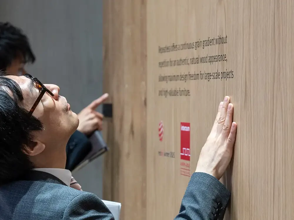 Superfici e pannelli Egger premiati con Interzum Award e Red Dot Award 2025