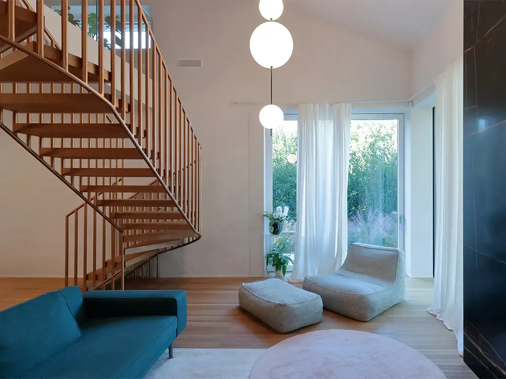 Parquet rovere Atelier Désir di Listone Giordano in villa contemporanea.webp