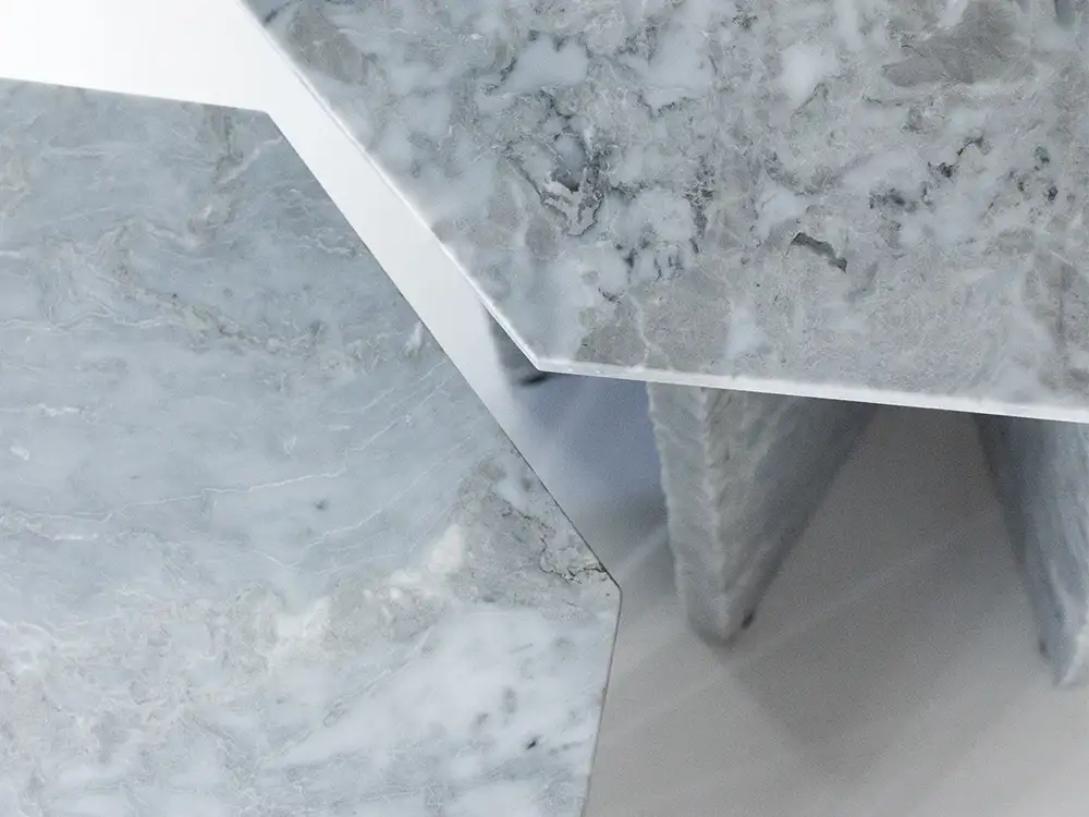 Marmo Arredo e Laura Cabbia: Wabi Sabi, il tavolino in marmo lavorato a waterjet