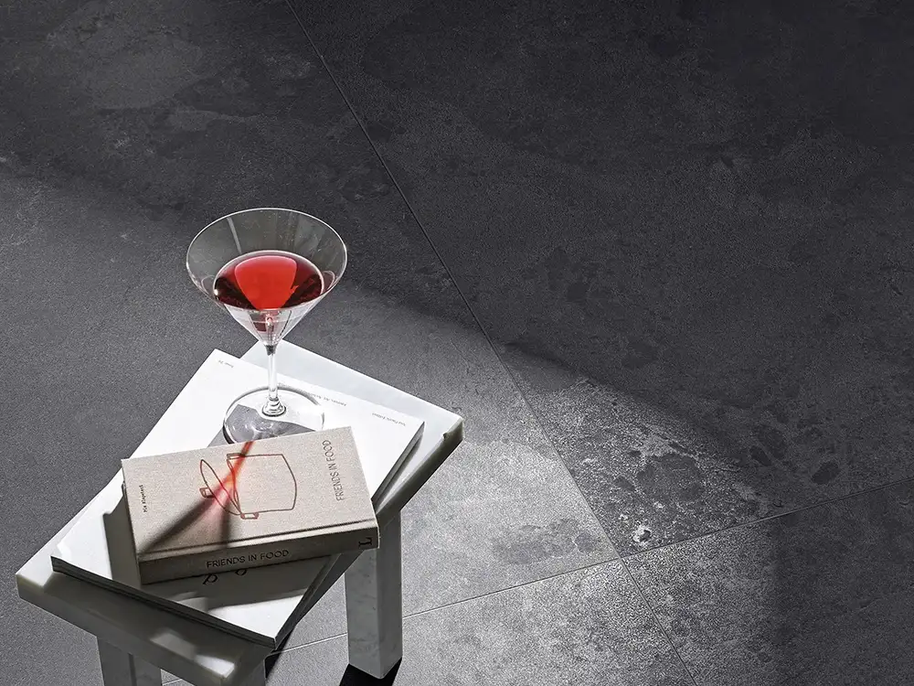 Superfici ispirate alla Luna: materiali, texture e design contemporaneo tra spazio e progetto