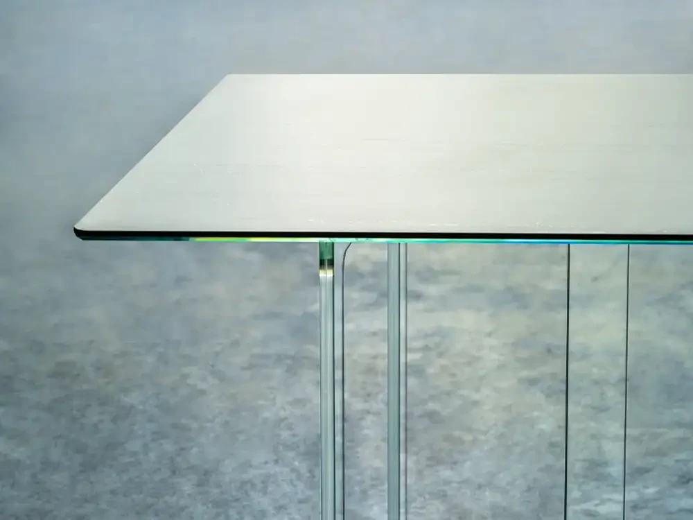 Superfici Dekton e vetro no-scratch: il sistema tavolo firmato Cosentino e Atmosphere